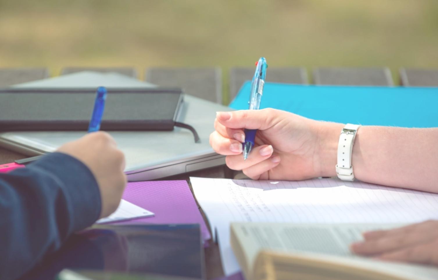 Persona revisando sus finanzas personales de forma organizada en una tableta