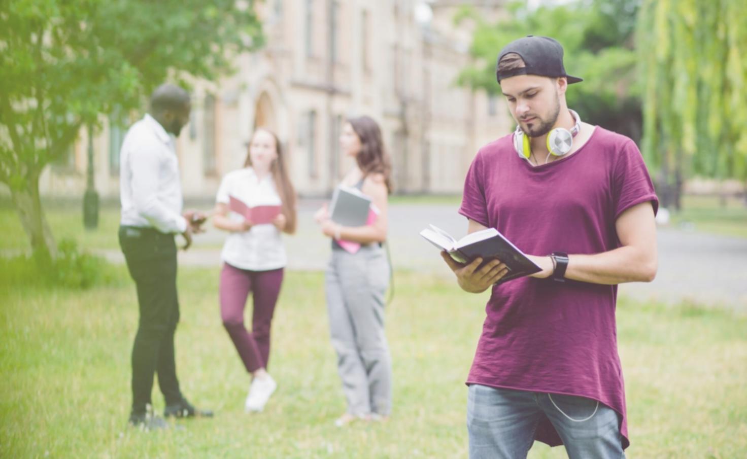 Equipo de arvunovaros trabajando en soluciones de seguimiento presupuestario